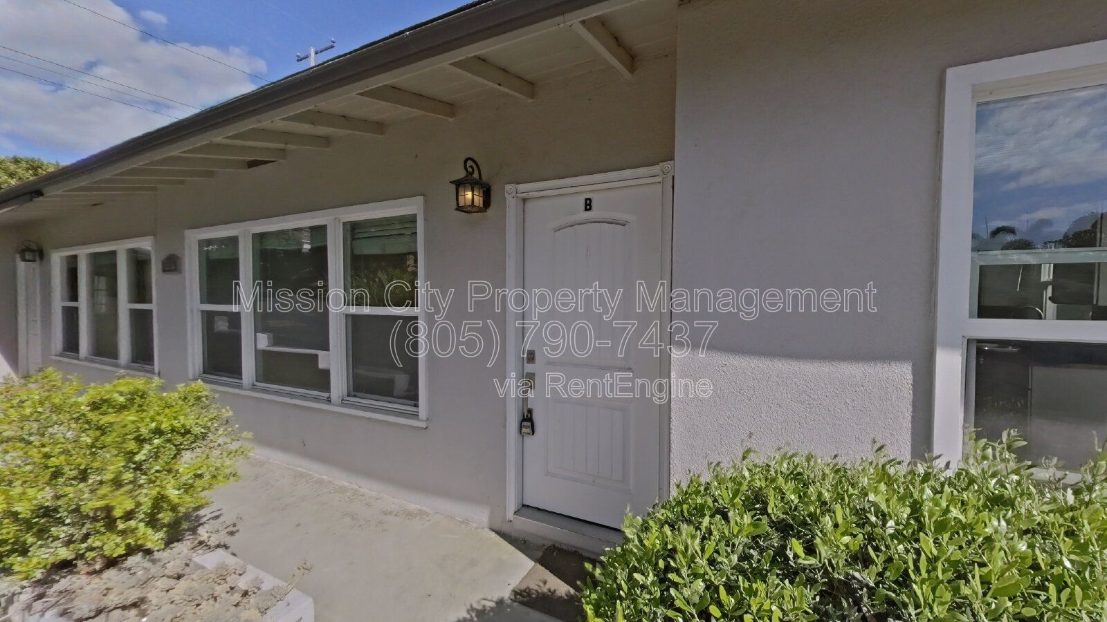 Charming 2BR Duplex Near SB Bowl w/ 1 car Garage & Parking property image