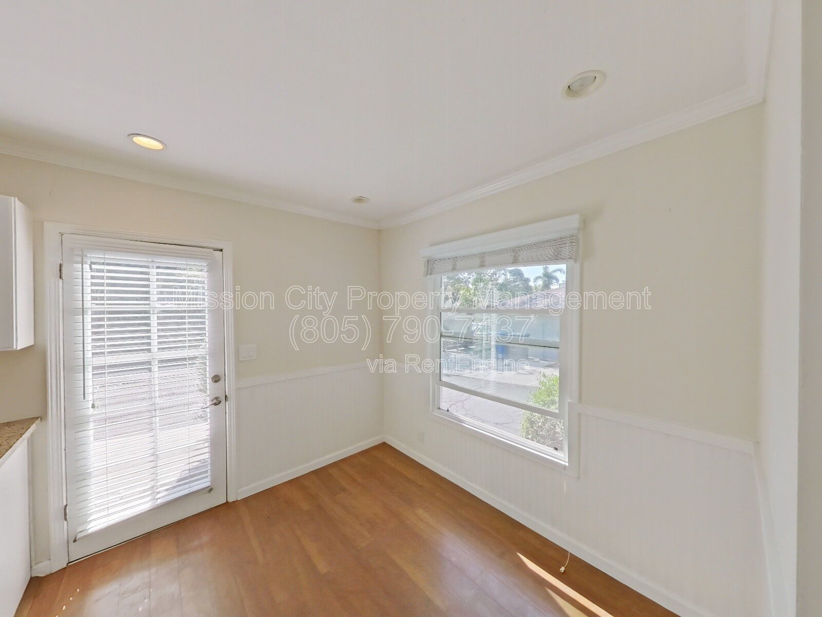 Charming 2BR Duplex Near SB Bowl w/ 1 car Garage & Parking property image