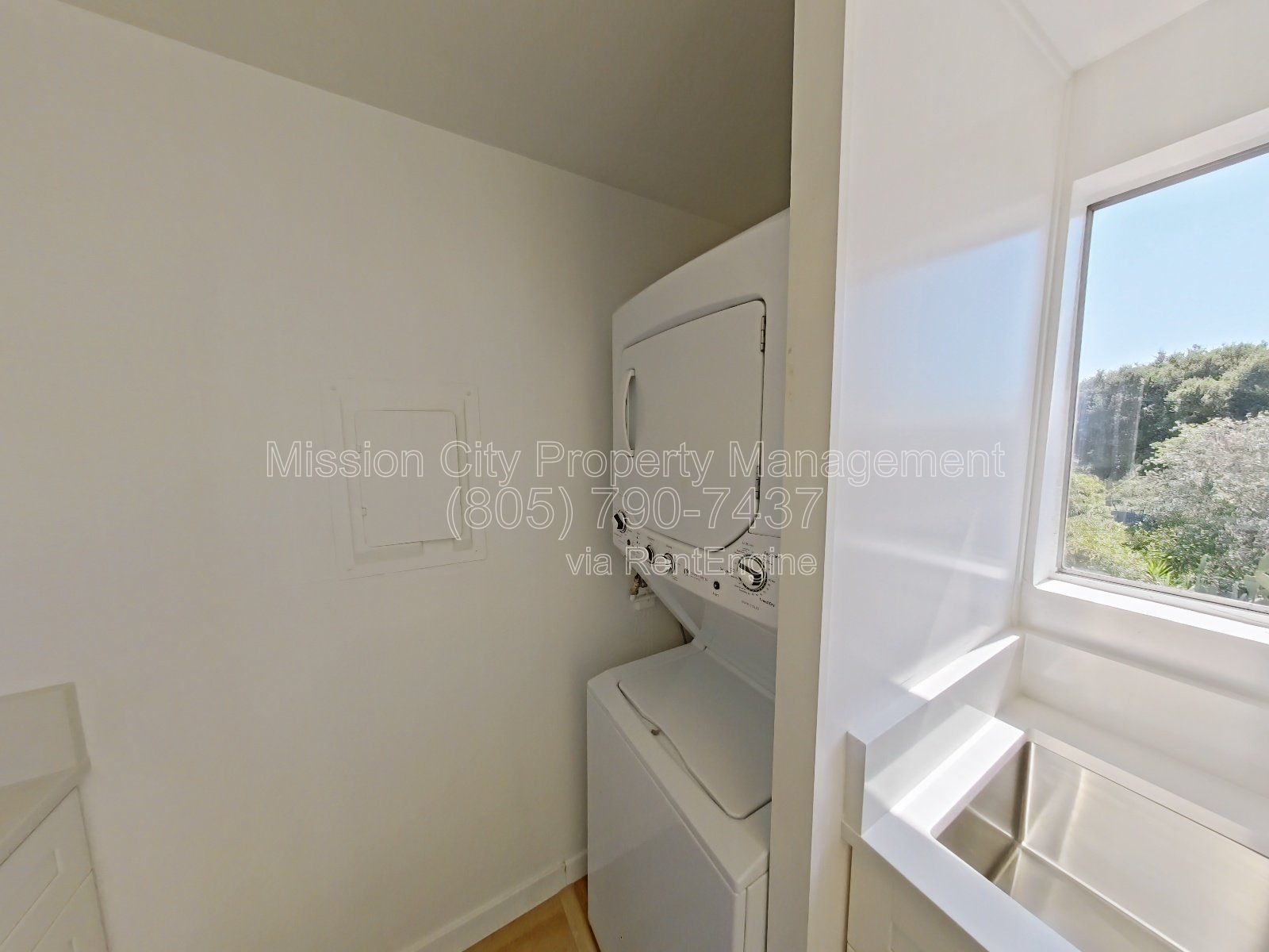 Stunning Lower 3-Bedroom Riviera Unit with Panoramic Deck Views and Modern Upgrades property image