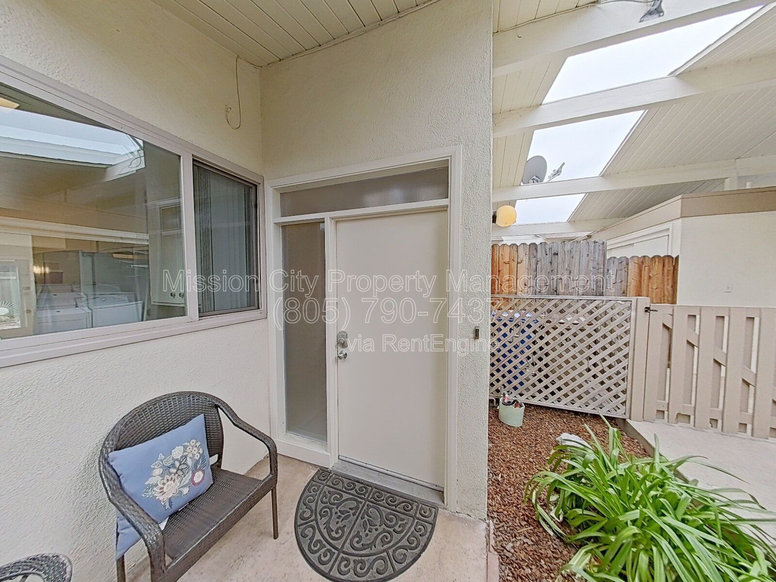 Bright 2BD/1.5BA Townhouse | Private Patio, Private Laundry & Community Pool property image